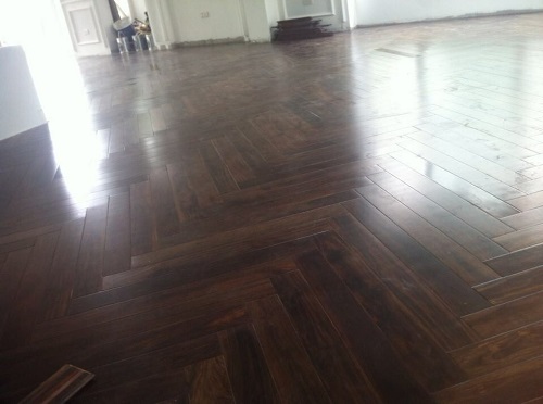 Công trình sàn gỗ chiu liu kiểu xương cá tại Khương Trung 