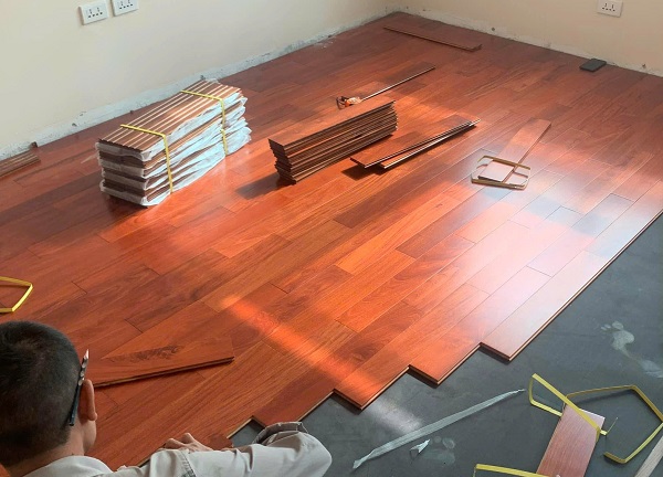 Cận cảnh quá trình lát sàn gỗ Giáng Hương Lào xịn với hệ hèm khóa chắc chắn