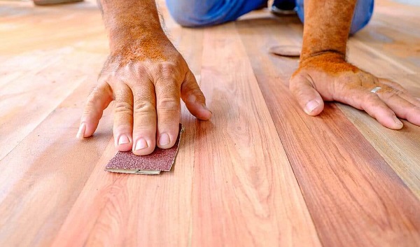 Chà gỗ chi tiết bằng giấy nhám