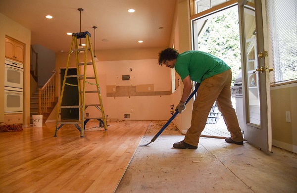 Chuẩn bị tháo dỡ sàn gỗ