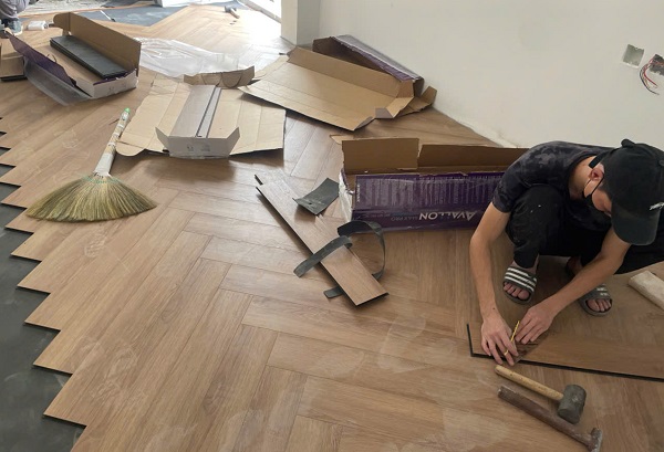 Công ty Sàn Đẹp thi công lắp đặt sàn gỗ xương cá