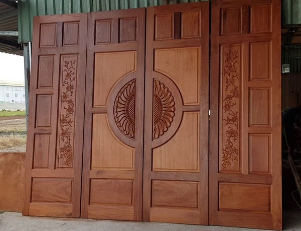 Cửa gỗ lớn căm xe