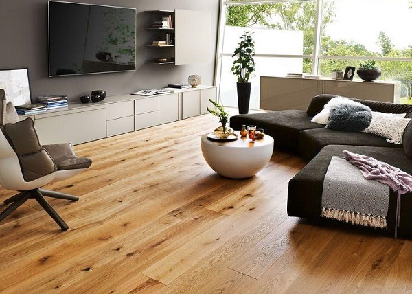 Gỗ vàng kết hợp tường xám ghi