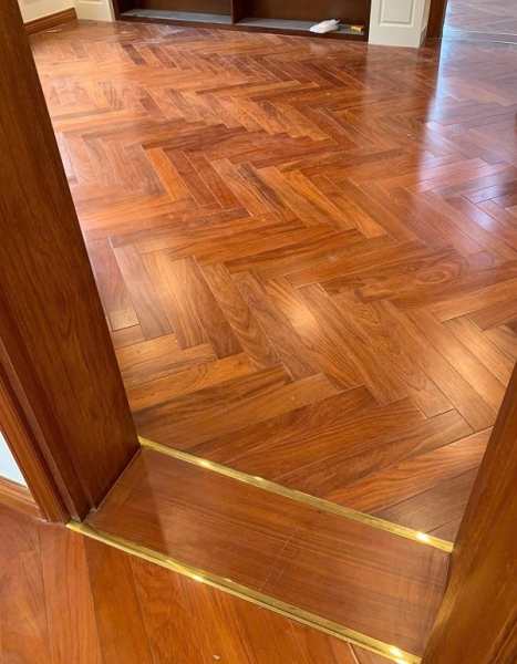 Hình ảnh thực tế sàn gỗ Căm Xe Lào lát xương cá sử dụng nẹp đồng cao cấp