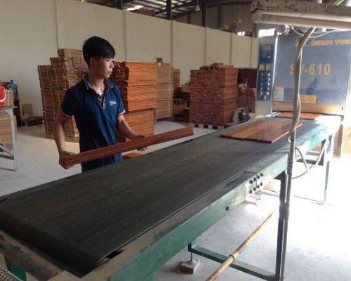 xưởng sản xuất sàn gỗ tự nhiên