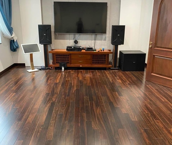 Không gian phòng khách sử dụng sàn gỗ Chiu Liu tự nhiên