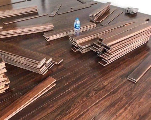 Kiểm tra chất lượng thanh gỗ tự nhiên Chiu Liu trước khi lắp đặt