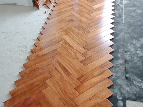 Lắp đặt sàn gỗ GÕ ĐỎ kiểu xương cá