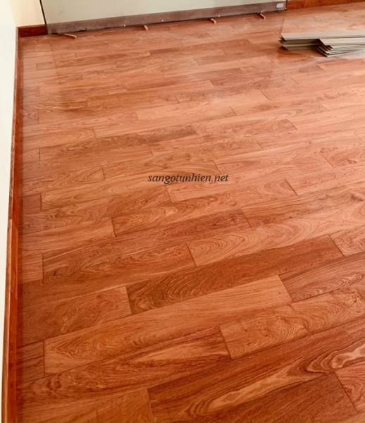 Mẫu sàn gỗ Hương đá tự nhiên bề mặt gỗ sáng đẹp và sang trọng