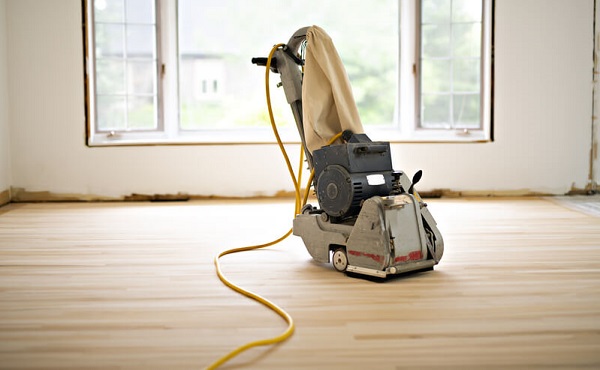 Chà nhám lớp sơn cũ đầu tiên bằng máy chà công xuất lớn