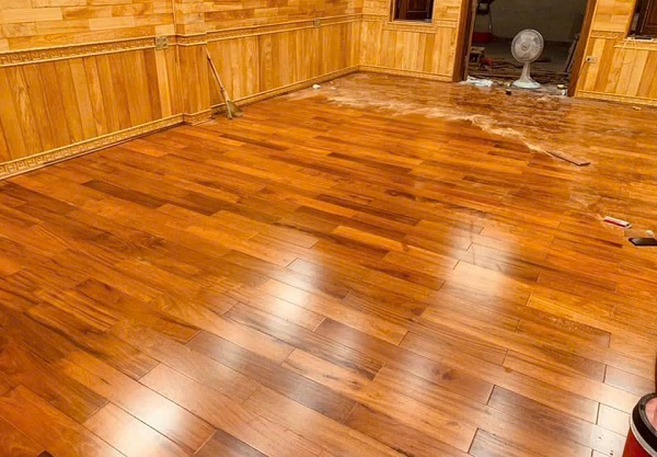 Ốp toàn bộ tường, sàn bằng gỗ Căm Xe trong không gian nội thất cổ điển
