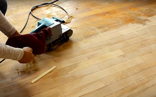 Quá trình chà nhám sàn gỗ Sồi