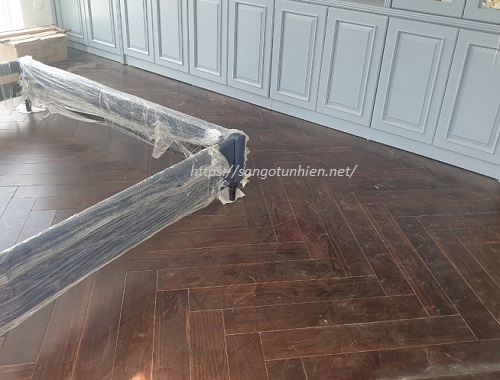 Sàn gỗ chiu liu lát kiểu xương cá