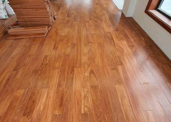 Sàn Căm Xe đều màu vân gỗ đẹp