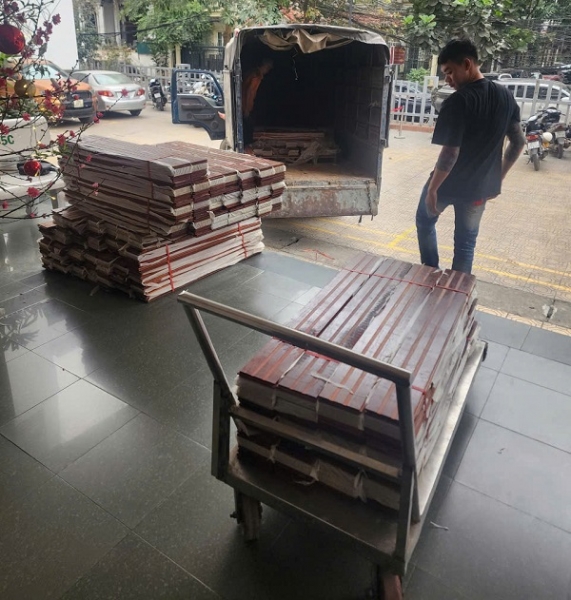 Sàn Đẹp vận chuyển sàn gỗ tự nhiên đến công trình tại Hà Đông