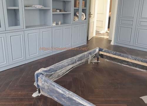 Sàn gỗ chiêu liêu lát kiểu xương cá tại Long Biên