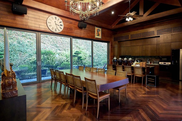 Sàn gỗ Chiu Liu lắp sàn gỗ phòng khách tầng 1
