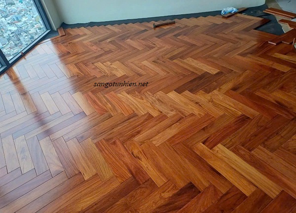 Sàn gỗ gõ đỏ lát xương cá đẹp màu gỗ đậm và trầm hơn sau thời gian sử dụng