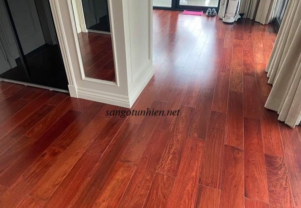 Sàn gỗ Hương Lào tự nhiên lát hoàn thiện trong phòng khách
