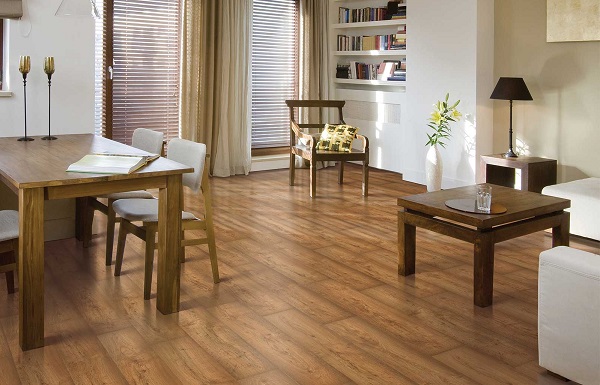Sàn gỗ màu nâu kết hợp tường trắng