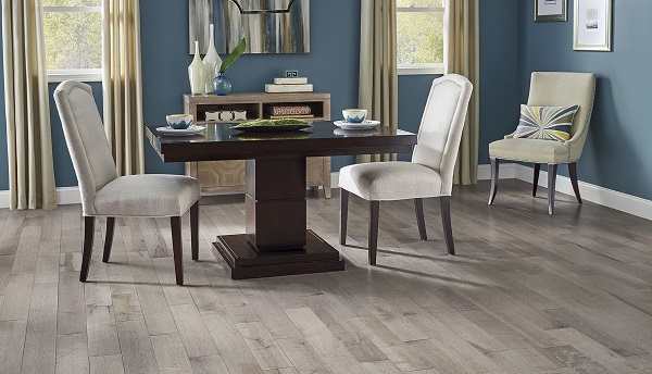 Sàn gỗ màu xám kết hợp tường xanh pastel