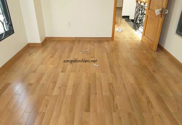 Sàn gỗ Sồi lát phào gỗ công nghiệp cùng màu