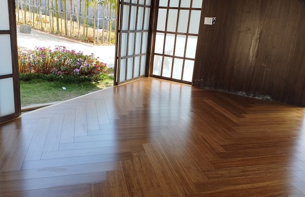 Sàn gỗ tre lắp xương cá tại khu nghỉ dưỡng