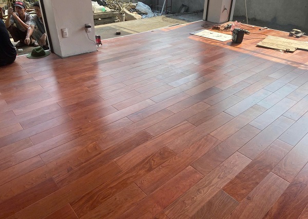 Sàn gỗ tự nhiên lát tầng 1