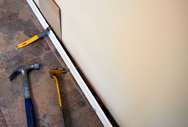 Tháo dỡ phào chân tường sàn gỗ