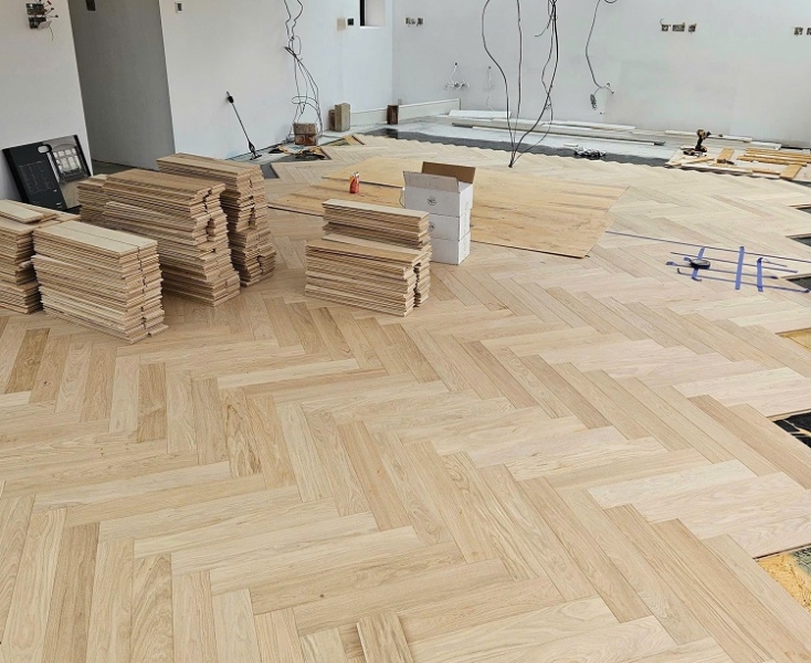 Thi công lắp đặt sàn gỗ Sồi Trắng xương cá