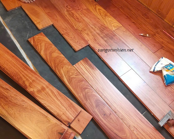 Thi công sàn gỗ tự nhiên Hương đá trên cao su đen
