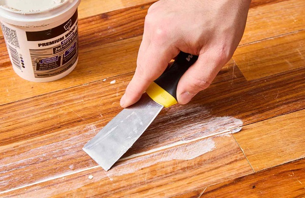 Trét bột chuyên dụng vào khe hở xử lý khuyết điểm sàn gỗ
