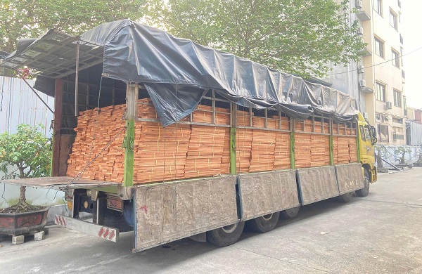 Vận chuyển sàn gỗ tự nhiên đến công trình miễn phí nội thành Hà Nội