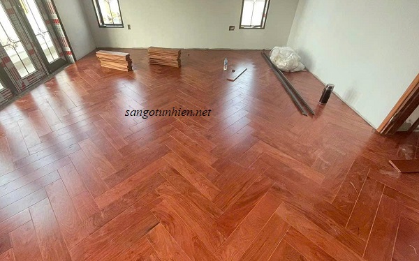 Ván sàn gỗ hương đá nam phi lát xương cá phòng khách thực tế