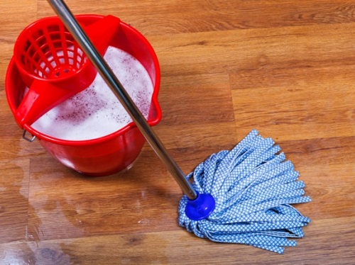 Vệ sinh sàn gỗ tự nhiên