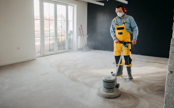 Vệ sinh nền bê tông trước khi lát sàn gỗ