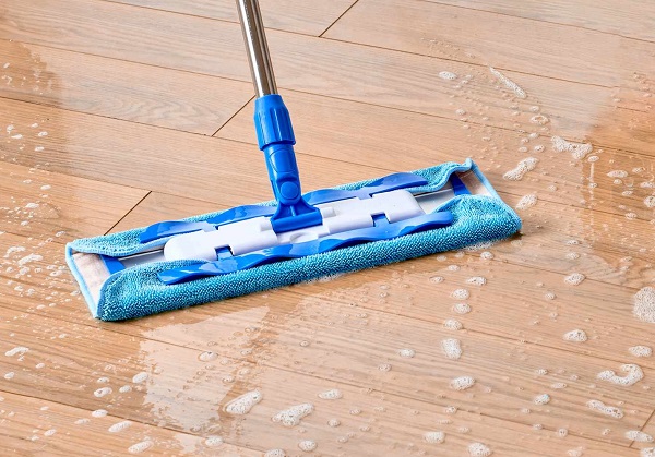 Vệ sinh sàn gỗ, sàn nhựa bằng nước tẩy rửa chuyên dụng 